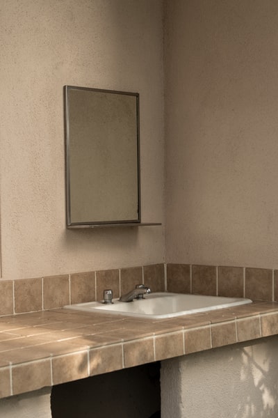 White and brown dress basin with a mirror
